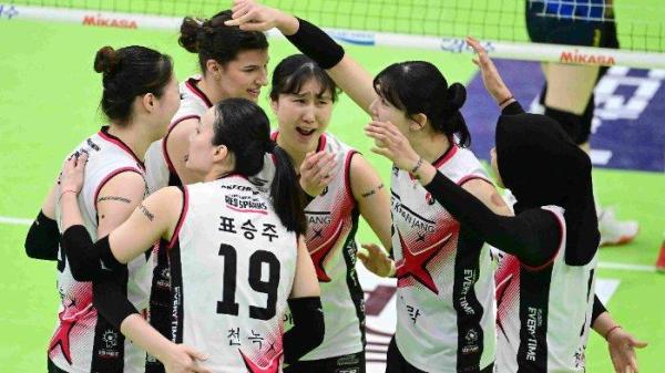 SELEBRASI RED SPARKS - Megawati Hangestri dan rekannya di Red Sparks merayakan kemenangan atas Hyundai Hillstate di play-off Liga Voli Putri Korea pada 25 Maret 2025 di Suwon Gymnasium. (Foto: KOVO)