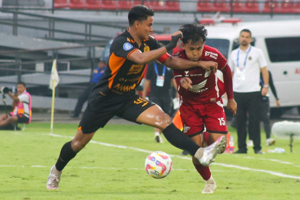 Pemain PSM Makassar Ricky Pratama berebut bola dengan pemain Persija Jakarta Muhammad Ferarri pada pertandingan Liga 1 di Stadion Kapten I Wayan Dipta, Gianyar, Bali, Minggu (23/2/2025). Foto: Fikri Yusuf/ANTARA FOTO