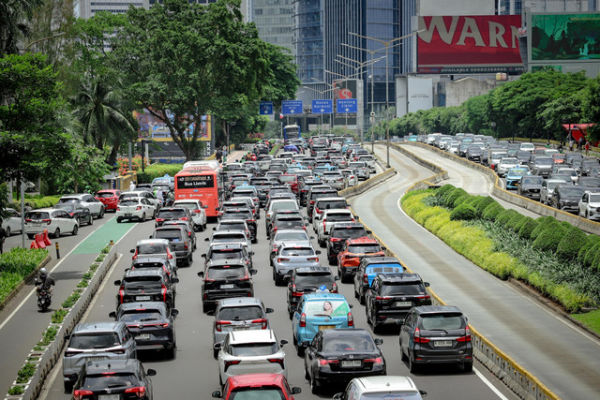 Sejumlah kendaraan terjebak kemacetan di Jalan Jenderal Sudirman, Jakarta, Minggu (23/3/2025). Foto: Jamal Ramadhan/kumparan