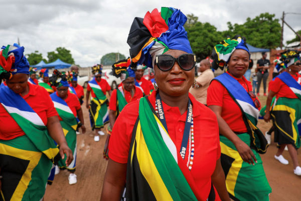 Suporter di Grannies International Football Tournament 2025, atau Piala Dunia Nenek-Nenek. Foto: Phill Magakoe / AFP