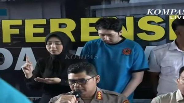 DOKTER RUDAPAKSA KELUARGA PASIEN - Priguna Anugerah Pratama alias PAP (31) saat hadir konferensi pers pada Rabu (9/4/2025). Begini modus tersangka.