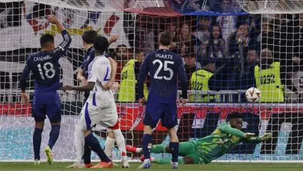 Soccer Football - Europa League - Quarter Final - First Leg - Olympique Lyonnais v Manchester United - Groupama Stadium, Lyon, France - April 10, 2025 Olympique Lyonnais' Thiago Almada scores their first goal from a free kick past Manchester United's Andre Onana Action Images via Reuters/Andrew Couldridge