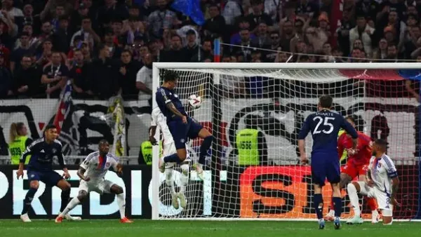 Soccer Football - Europa League - Quarter Final - First Leg - Olympique Lyonnais v Manchester United - Groupama Stadium, Lyon, France - April 10, 2025 Manchester United's Leny Yoro scores their first goal REUTERS/Gonzalo Fuentes