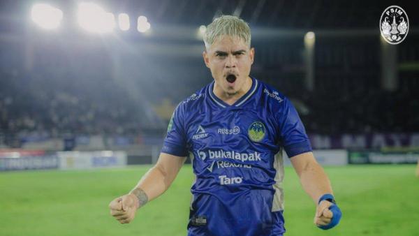 SELEBRASI - Striker PSIM Yogyakarta, Rafinha merayakan gol ke gawang Bhayangkara FC pada final Liga 2 2024/2025 di Stadion Manahan, Solo, Rabu, 26 Februari 2025