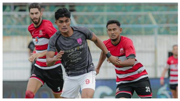 Striker Persis Solo, Ramadhan Sananta dikawal pemain Madura United pada pekan 21 Liga 1 2024/2025 di Stadion Gelora Bangkalan, Madura, Sabtu (1/2/2025).