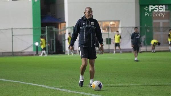 PELATIH TIMNAS U-17 - Pelatih Timnas Indonesia U-17, Nova Arianto saat memantau para pemainya yang tengah menjalani latihan jelang tampil di PIala Asia U-17 2025, Arab Saudi.