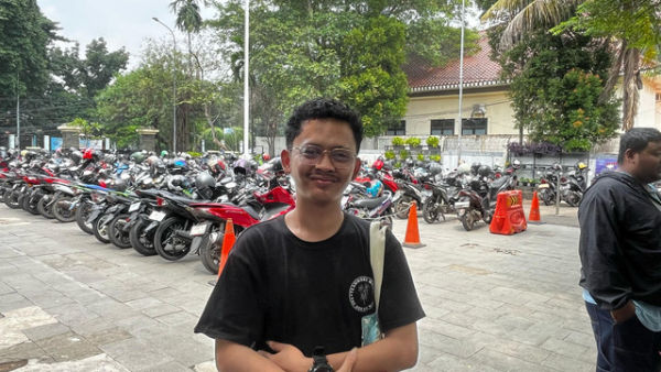 Warga Depok Muhammad Fazain (23) saat ditemui di samsat Depok, Jawa Barat, Rabu (9/4). Foto: Rayyan Farhansyah/kumparan