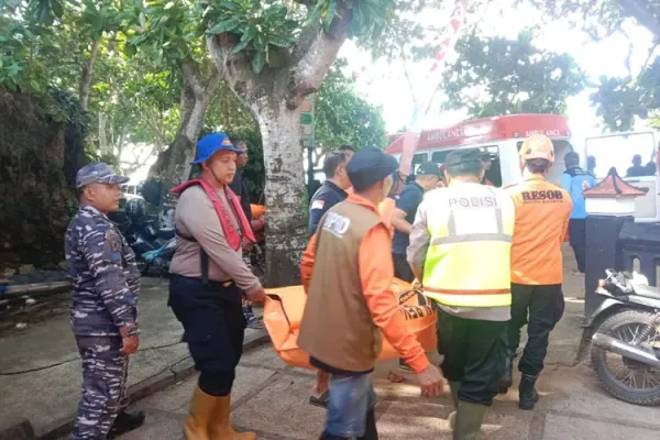 korban-santri-terseret-ombak-laut-Pantai-Balekambang-a.jpg