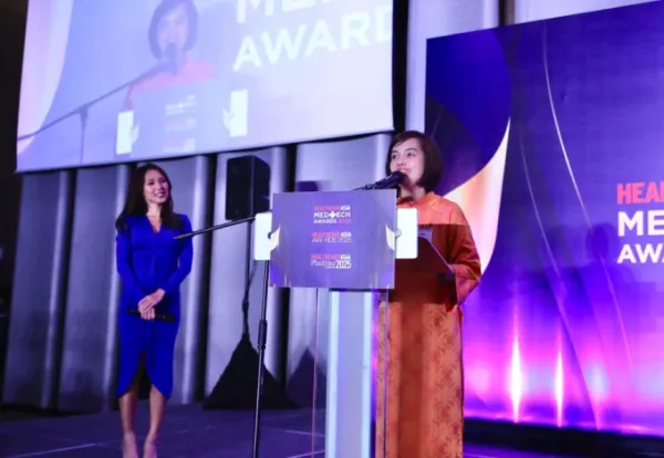 Nguyen Do Quyen, Deputy CEO of FPT Retail, represents FPT Long Chau to deliver a speech at the award. Photo courtesy of FPT Long Chau