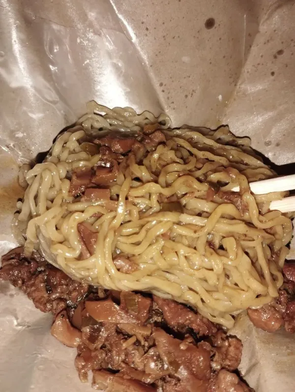 Mie Ayam Dibungkus Pakai Kertas Nasi Jadi Perdebatan, Kok Bisa?
