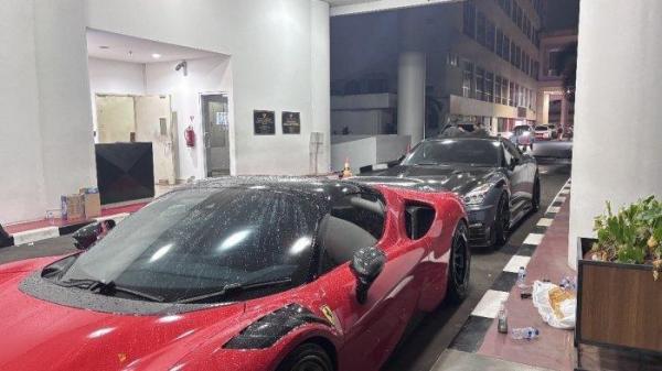FERRARI DI KEJAGUNG - Ferrari dan mobil mewah lainnya terparkir di halaman Kejaksaan Agung, Kebayoran Baru, Jakarta Selatan, Sabtu (12/4/2025) sebagai barang bukti kasus suap ekspor CPO. Empat orang ditetapkan sebagai tersangka termasuk Ketua Pengadilan Negeri Jakarta Selatan, Muhammad Arif Nuryanta.