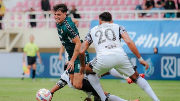 PSS Sleman Vs Bali United - Cuplikan duel Vico Duarte dengan Jaimerson dalam laga PSS Sleman kontra Bali United antara Vico berlangsung di Stadion Manahan Solo, Jawa Tengah, Minggu (9/2/2025).