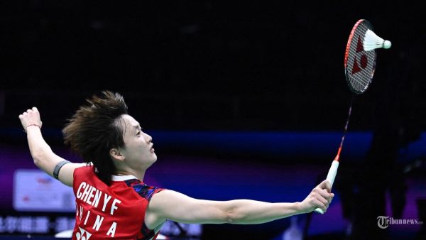 Chen Yufei dari Tiongkok akan kembali ke Gregoria Mariska Tunjung dari Indonesia pada pertandingan final tunggal putri mereka di turnamen bulu tangkis Piala Thomas dan Uber di Chengdu, di provinsi Sichuan barat daya Tiongkok pada 5 Mei 2024. (WANG Zhao / AFP)
 *** Local Caption *** Laga tim putri Indonesia vs China dalam jadwal final Piala Uber 2024 berlangsung di Hi-Tech Zone Sports Centre Gymnasium, Chengdu, China, pada Minggu (5/5/2024).

