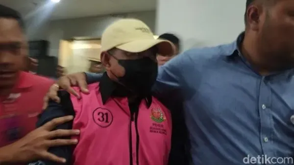 Hakim Djuyamto berbaju tahanan (Maulana Ilhami Fawdi/detikcom)