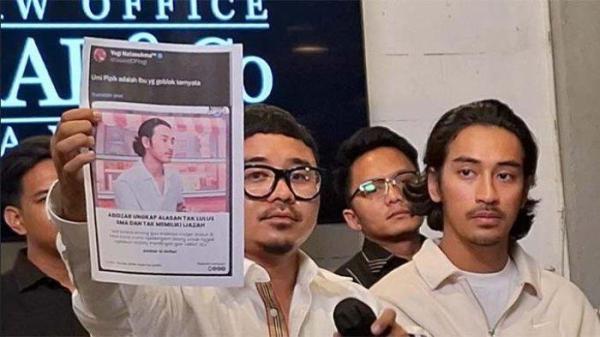 ABIDZAR SOMASI NETIZEN - Abidzar Al Ghifari dalam jumpa persnya bersama Rendy Anggara Putra kuasa hukumnya di kawasan Buncit, Jakarta Selatan, Minggu (13/4/2025) malam. Abidzar Al Ghifari marah besar saat sang ibu, Umi Pipik menerima hinaan berupa komentar bernada kasar dari warganet. Ia somasi netizen.