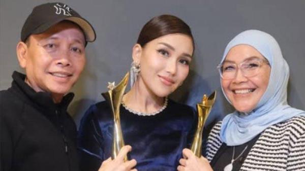 Kerap wara-wiri di TV untuk mengisi tayangan program, ternyata Ayu Ting Ting tak pernah tahu bayarannya selama menjadi artis.