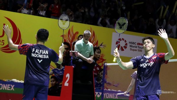 Pebulu tangkis ganda putra Indonesia Fajar Alfian dan Muhammad Rian Ardianto usai melawan ganda putra Malaysia Low Hang Yee dan Ng Eng Cheong pada babak 16 besar Daihatsu Indonesia Masters 2025 di Istora Senayan, Jakarta, Kamis (23/1/2025). Fajar/Rian melaju ke babak 8 besar usai menang dalam rubber gim dengan skor 16-21, 21-7 dan 21-16. TRIBUNNEWS/IRWAN RISMAWAN