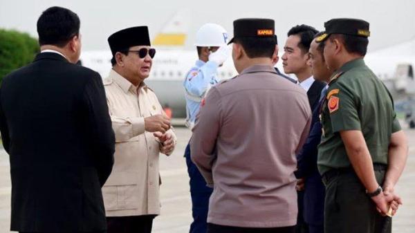 PRABOWO TIBA - Presiden Republik Indonesia Prabowo Subianto tiba di Pangkalan Udara Halim Perdanakusuma, Jakarta, Selasa (15/4/2025) sekitar pukul 07.30 WIB. Prabowo tiba usai melakukan lawatan ke lima negara di Timur Tengah.