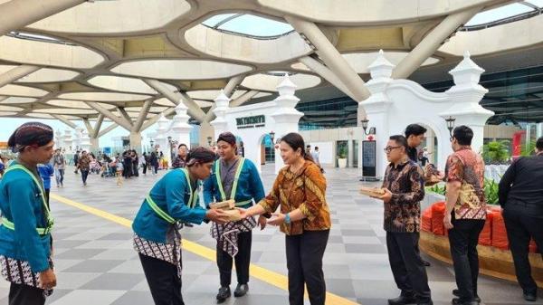 Kantor Wilayah Direktorat Jenderal Imigrasi (Kanwil Ditjenim) DIY menggelar bakti sosial di Bandara Internasional Yogyakarta (YIA), Jumat (07/02/2025).