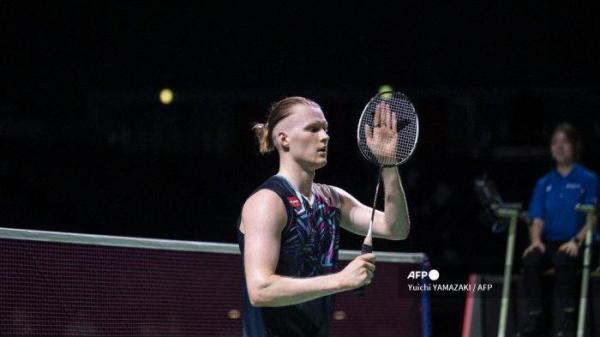 Anders Antonsen dari Denmark merayakan kemenangannya atas Kanta Tsuneyama dari Jepang pada pertandingan tunggal putra mereka pada hari keempat turnamen bulu tangkis Japan Open di Osaka pada 2 September 2022. Yuichi YAMAZAKI / AFP