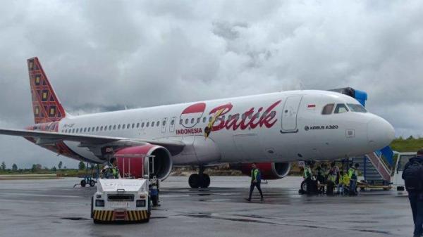 BATIK AIR - Petugas keamanan Bandara Soekarno-Hatta mengawal penumpang Batik Air yang mengaku membawa bom sebelum penerbangan ke Manado, Rabu (16/4/2025).