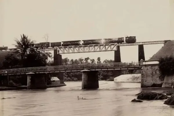 Trem-melintasi-Kali-Lesti.jpg
