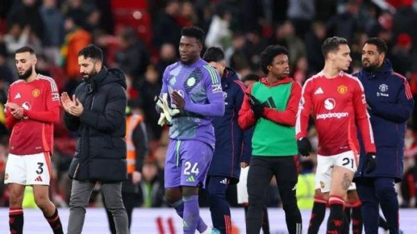 Andre Onana bersama pemain dan pelatih Manchester United setelah kalah dari Brighton pada pekan 22 Liga Inggris di Old Trafford Stadium, Minggu (19/1/2025).