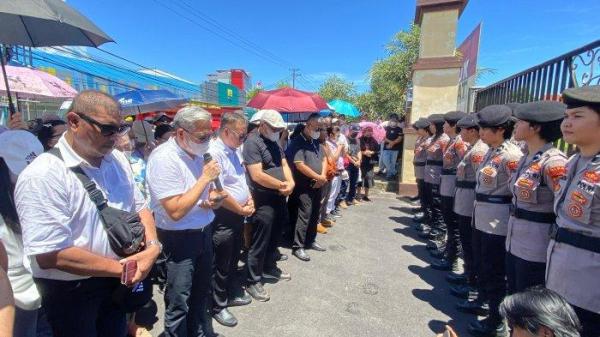 AKSI GMIM - Pendeta dan umat GMIM memadati gerbang masuk Mapolda Sulawesi Utara, Kamis (17/4/2025). Mereka memberikan dukungan moral kepada Ketua Sinode GMIM Pdt Hein Arina dalam menjalani pemeriksaan sebagai tersangka dugaan kasus korupsi dana hibah GMIM.