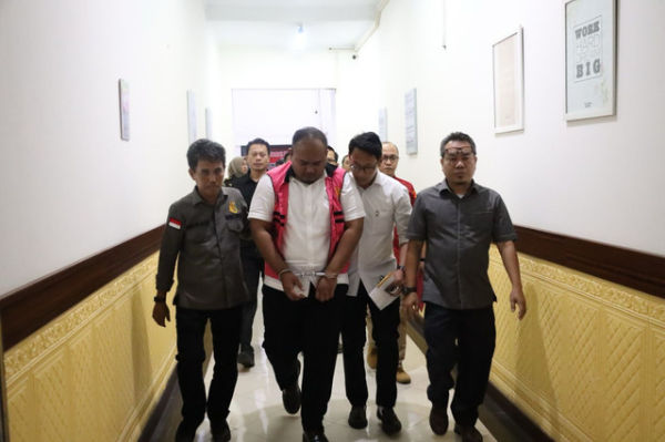 Kabid DLH Tangsel Menangis Usai Ditetapkan Tersangka Kasus Dugaan Korupsi Pengelolaan Sampah Senilai Rp75,9 Miliar
 Foto: Tim kumparan