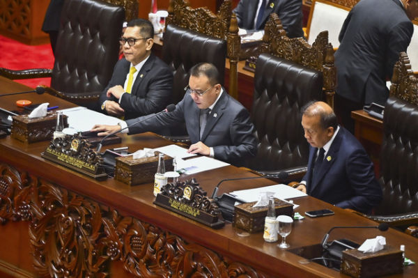Wakil Ketua DPR Sufmi Dasco Ahmad (tengah), Adies Kadir (kiri) dan Saan Mustopa (kanan) memimpin rapat paripurna ke-17 masa persidangan III Tahun Sidang 2024-2025 di Kompleks Parlemen, Senayan, Jakarta, Kamis (17/4/2025). Foto: Rivan Awal Lingga/ANTARA FOTO