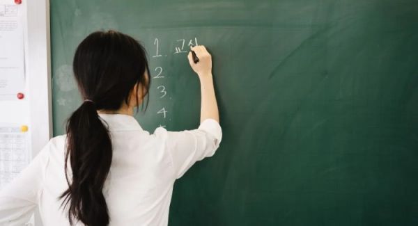 teacher 1744873603198