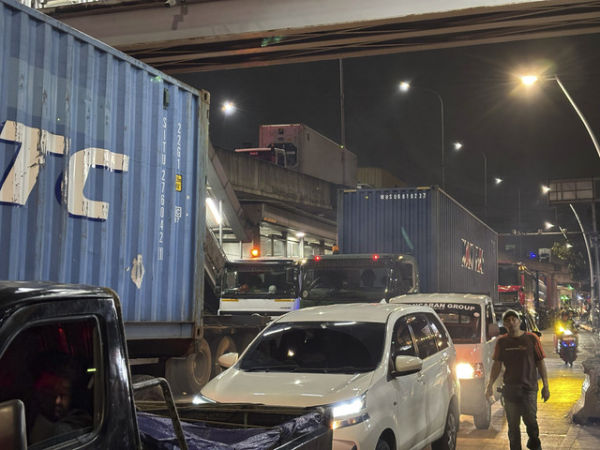 Kemacetan di Jalan Yos Sudarso, Jakarta Utara dan Tol Tanjung Priok menuju Pelabuhan Tanjung Priok pada Kamis (17/4/2025). Foto: Abid Raihan/kumparan