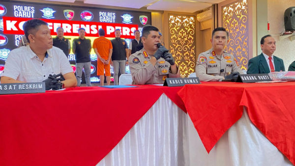 Polisi menujukkan barang bukti dan Dokter M Syafril Firdaus, tersangka pelecehan saat konferensi pers di Polres Garut, Jawa Barat, Kamis (17/4/2025). Foto: kumparan