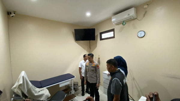 Polres Garut datangi lokasi klinik tempat dokter kandungan lecehkan pasien saat USG, Selasa (15/4/2025). Foto: Dok. kumparan