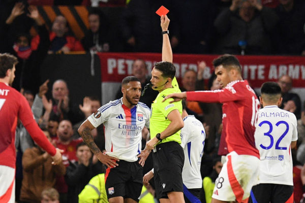 Manchester United (MU) vs Lyon dalam laga leg kedua perempat final Liga Europa 2024/25 di Old Trafford, Jumat (18/4) dini hari WIB. Foto: Oli SCARFF / AFP