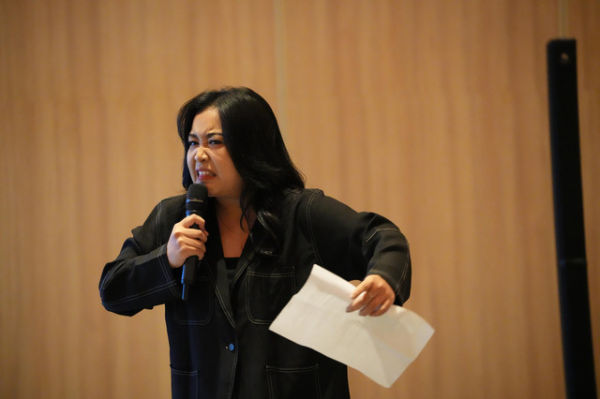 Sumber: Pribadi (Dalam momen ini, saya membacakan puisi yang lahir dari keberanian untuk menulis, berbicara, dan hadir sebagai diri sendiri.)