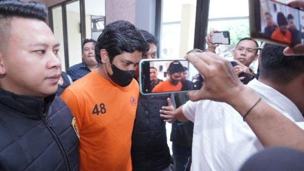 DOKTER KANDUNGAN CABUL - Dokter kandungan Muhammad Syafril Firdaus alias MSF alias Iril (33) digiring petugas di kantor kepolisian, Jawa Baratm Kamis (17/4/2025). MSF ditetapkan sebagai tersangka dan ditahan usai viral aksi pelecehan seksual dilakukannya terhadap pasien ibu hamil viral di media sosial. 