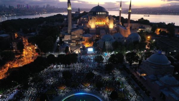 Salat Subuh di Masjid Hagia Sophia pada Minggu (26/7). Foto: Twitter/@aliyerlikaya