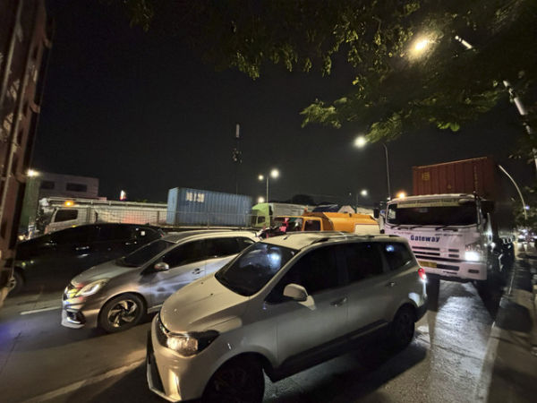 Kemacetan di Jalan Yos Sudarso, Jakarta Utara dan Tol Tanjung Priok menuju Pelabuhan Tanjung Priok pada Kamis (17/4/2025). Foto: Abid Raihan/kumparan