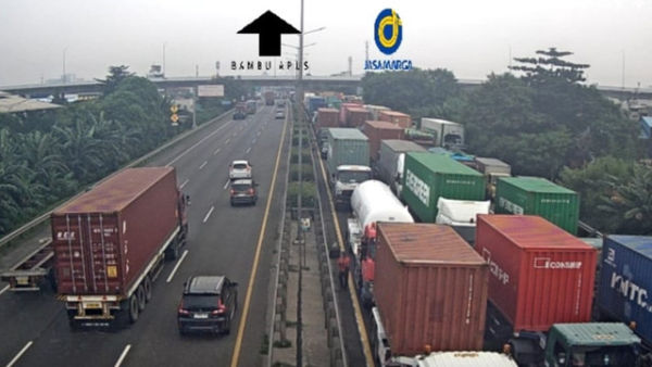 Antrean truk menuju Pelabuhan Tanjung Priok di dalam Tol JORR kawasna Rorotan, Kamis (17/4/2025). Foto:  Travoy Jasa Marga