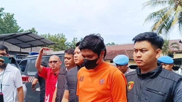 OKNUM DOKTER PELECEHAN- Tampang M Syafril Firdaus atau MSF oknum dokter kandungan pelaku pelecehan seksual terhadap pasiennya di Kabupaten Garut, Jawa Barat. tampak tertunduk saat dihadirkan dalam ekpose kasus yang menjeratnya, Kamis (17/4/2025).