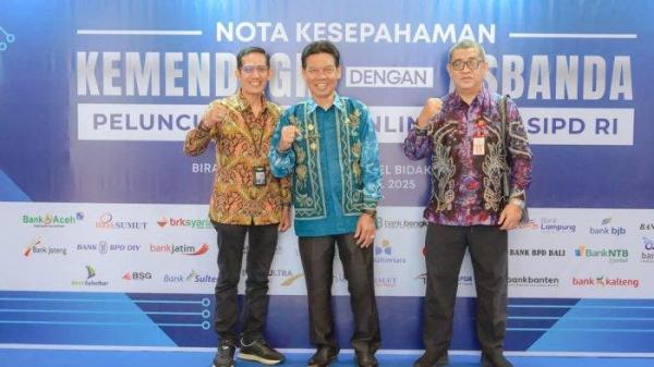 Wakil Bupati HSS, Suriani (tengah) hadiri peluncuran SP2D Online2