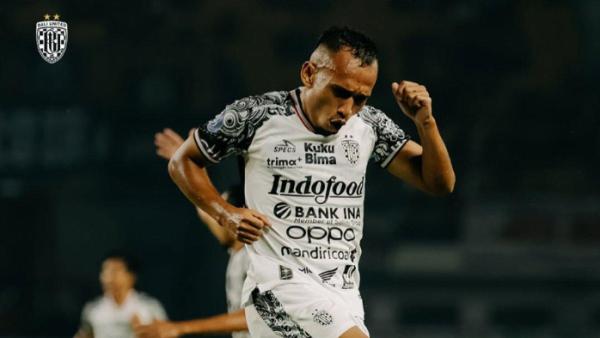 Aksi selebrasi gol Irfan Jaya saat membuat Bali United unggul atas Persib Bandung di pekan ke-29 Liga 1 2024 yang dihelat di Stadion Gelora Bandung Lautan Api, Bandung pada Jumat (18/4).