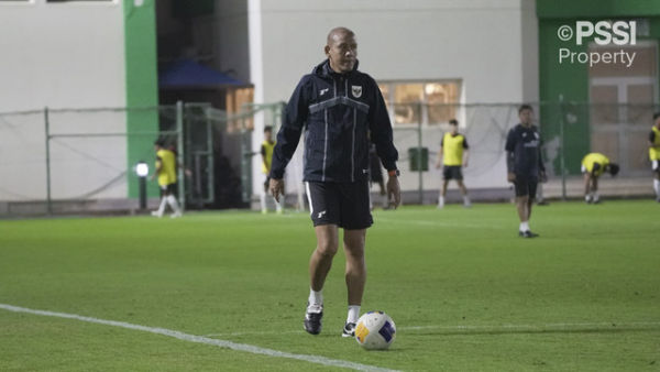 Pelatih Timnas U-17 Indonesia Nova Arianto saat latihan jelang Piala Asia di Arab Saudi, Senin (31/3/2025). Foto: Dok. PSSI