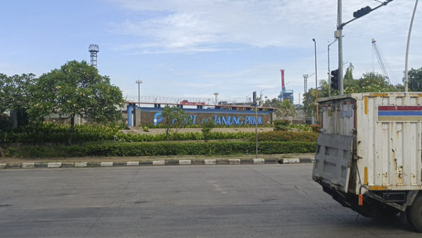 Kondisi lalu lintas di persimpangan depan gerbang Pelabuhan Tanjung Priok, Sabtu (19/4/2025).  Foto: Thomas Bosco/kumparan