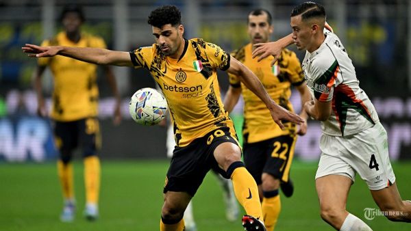 Pemain depan Inter Milan asal Iran #99 Mehdi Taremi (kiri) berebut bola dengan bek Venezia Indonesia #04 Jay Idzes selama pertandingan sepak bola Serie A Italia antara Inter Milan dan Venezia FC di stadion San Siro di Milan, pada 3 November 2024. (Photo by GABRIEL BOUYS / AFP)