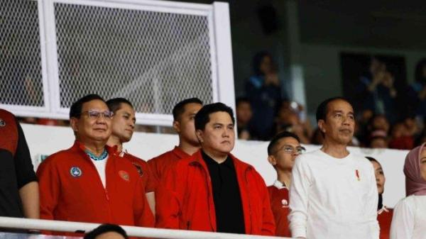 TIMNAS INDONESIA - Prabowo Subianto, Erick Thohir dan Joko Widodo (Jokowi) di SUGBK, Jakarta. Kini Presiden Republik Indonesia, Prabowo Subianto, berencana menyaksikan langsung pertandingan Timnas Indonesia versus Bahrain dalam laga kualifikasi Piala Dunia 2026 di SUGBK, Jakarta, Selasa (25/3/2025) malam. Erick Thohir, Ketua Umum PSSI, menegaskan bahwa tidak ada rencana menaturalisasi pemain baru untuk Timnas Indonesia menjelang Kualifikasi Piala Dunia 2026.