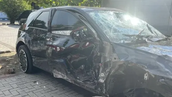 Potret mobil Ioniq 5 hancur usai menyeruduk pejalan kaki hingga 23 motor di parkiran diskotek di Sunter, Jakarta Utara, pada Sabtu (19/4/2025) dini hari.