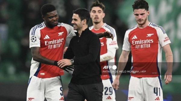 Pelatih Arsenal asal Spanyol Mikel Arteta (2 dari kiri) memberi ucapan selamat kepada para pemainnya di akhir pertandingan sepak bola hari ke-5 fase Liga Champions UEFA antara Sporting CP dan Arsenal FC, di stadion Jose Alvalade di Lisbon, pada 26 November 2024. (Foto oleh PATRICIA DE MELO MOREIRA / AFP)