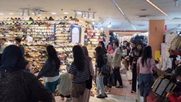 PASAR MANGGA DUA RAMAI - Meski disebut sebagai sarang barang bajakan oleh pemerintah Amerika Serikat (AS), kawasan Pasar Mangga Dua Jakarta tetap ramai pembeli pada Minggu(20/4/2025).